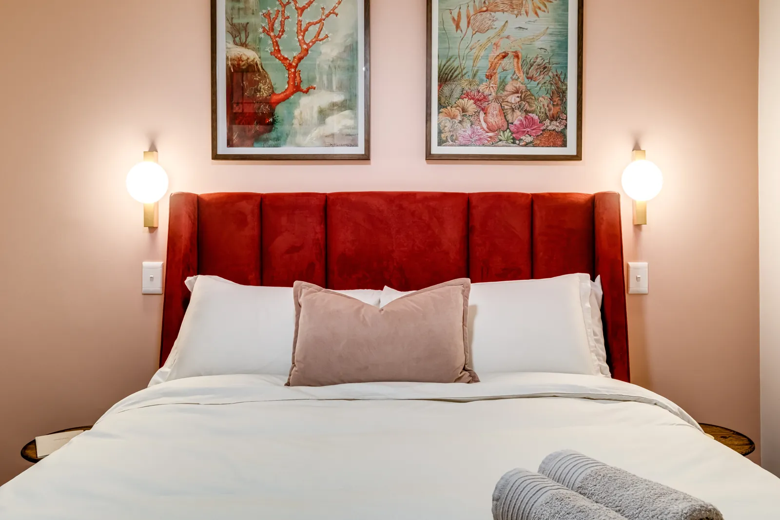 Schlafzimmer mit dem roten Samt-Kopfteil